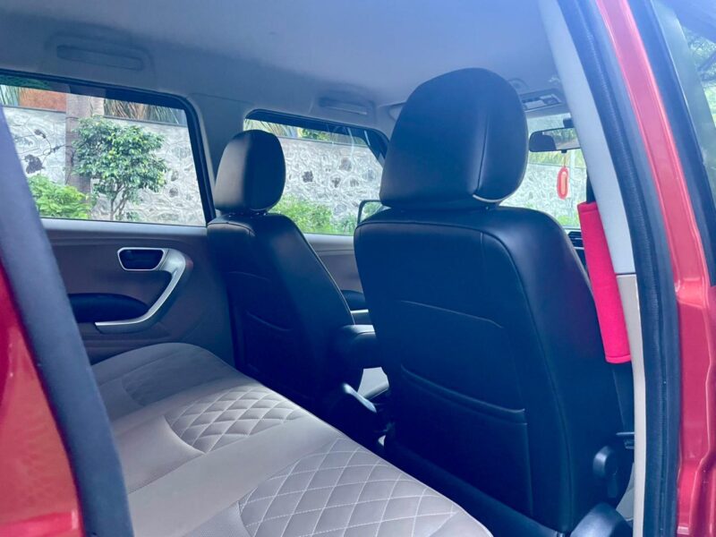 2017 Oct Mahindra TUV300 T10 (Diesel)